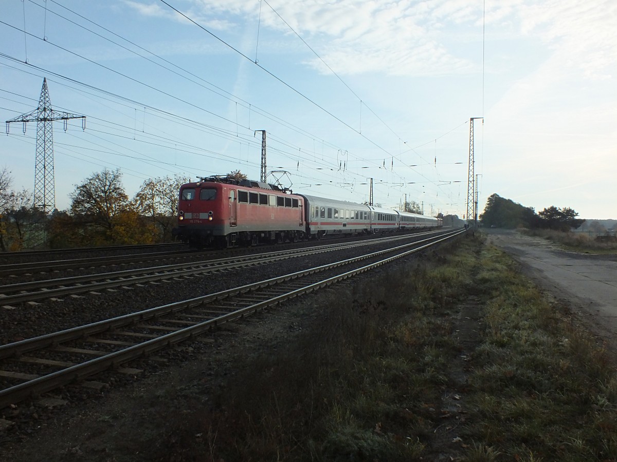 So was kommt immer aus dem Gegenlicht. 115 278 f�hrt am 22.10.13 einen PbZ (vermtl. PbZ 2467 nach Leipzig) durch Saarmund. Weiter hinten sind noch 111 126 und 115 198 eingereiht.