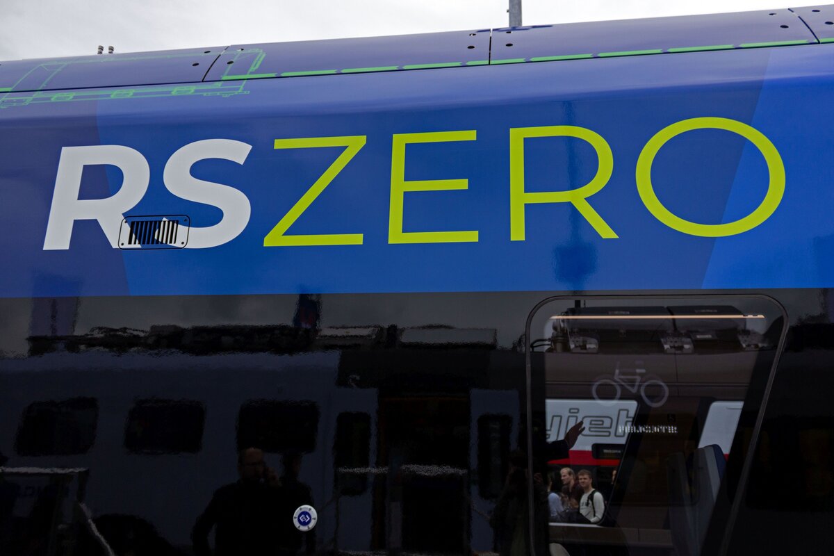 Stadler kn�pft mit dem Branding des RSZero deutlich an das originale RegioShuttle an, dessen offizielle Bezeichnung RS1 lautete. Der Name des Nachfolgers stellt also einerseits den Bezug zum RegioShuttle her und zeigt andererseits, dass das Fahrzeug lokal emissionsfrei ist. Auch wenn es auf den ersten Blick etwas seltsam erscheint, dass der Nachfolger des RS1 RS0 hei�t.