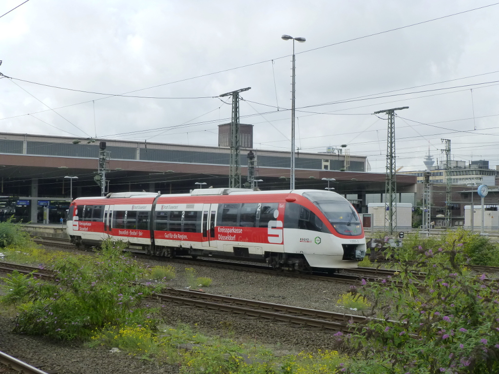  Stadt Düsseldorf  der Regiobahn bei der Ausfahrt aus dem Hauptbahnhof ebenjener Stadt, 25.9.15