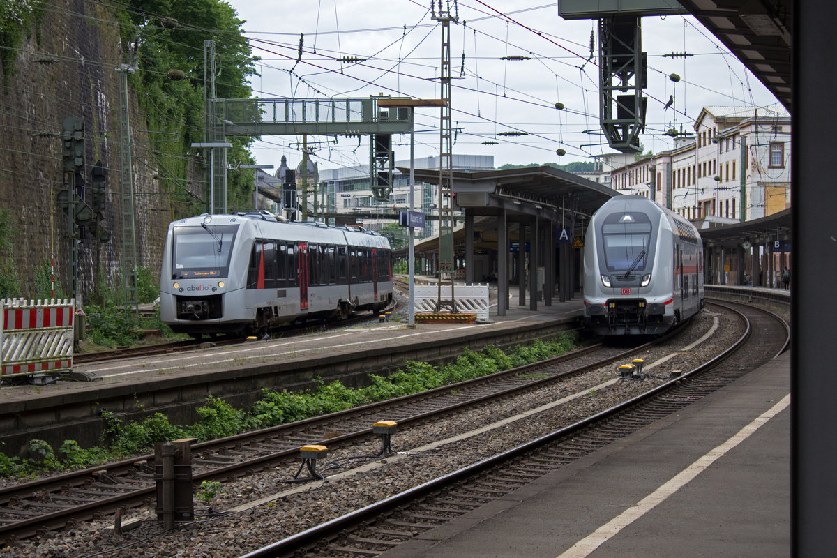 Treffen sich zwei graue Z�ge... W�hrend 1648 006 von Abellio als S-Bahn nach Solingen f�hrt, ist der Doppelstock-IC rechts im Bild mit schubkr�ftiger Unterst�tzung von 146 568 auf dem Weg nach Dresden.