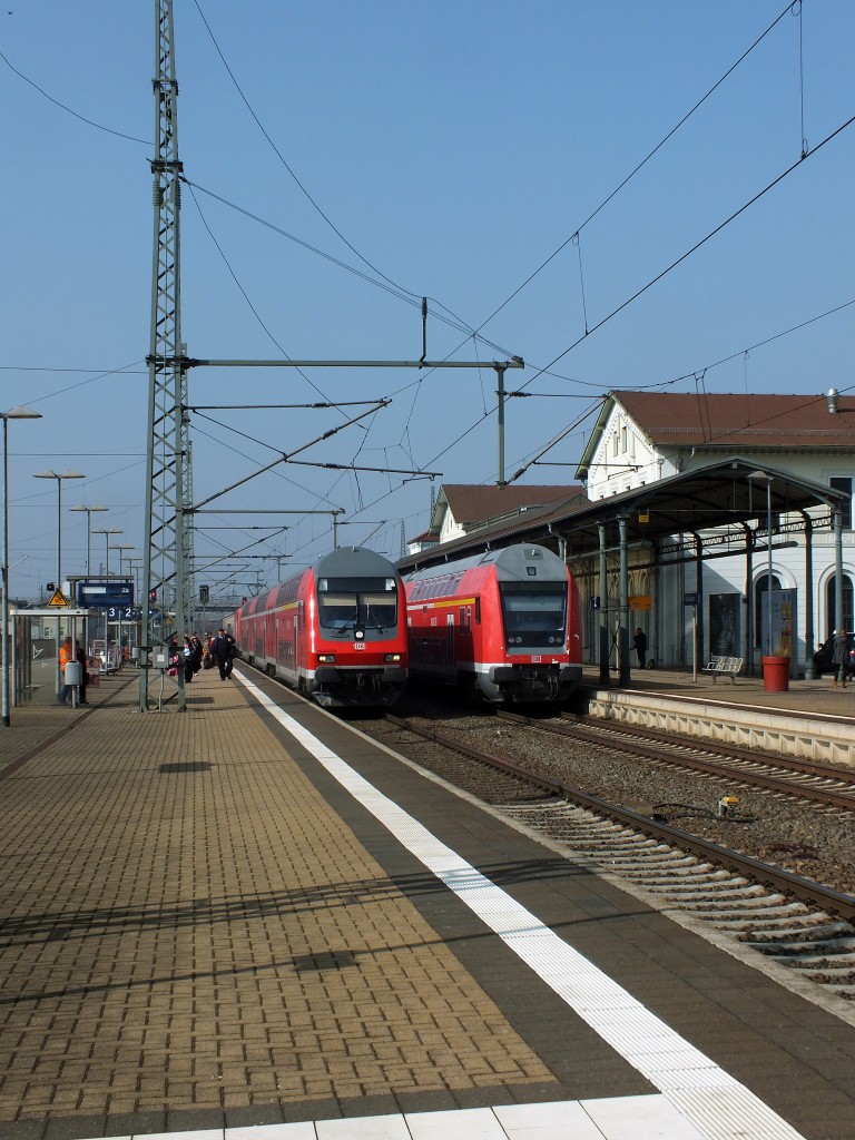 Treffen zweier DOSTO-Generationen: Links ein DABpbzfa 762 aus den 1990er-Jahren und rechts ein DABbuzfa 778, der Ende der 90er-Jahre aus einem DR-Steuerwagen aus den 80er-Jahren modernisiert wurde. 11.3.14, Nordhausen.