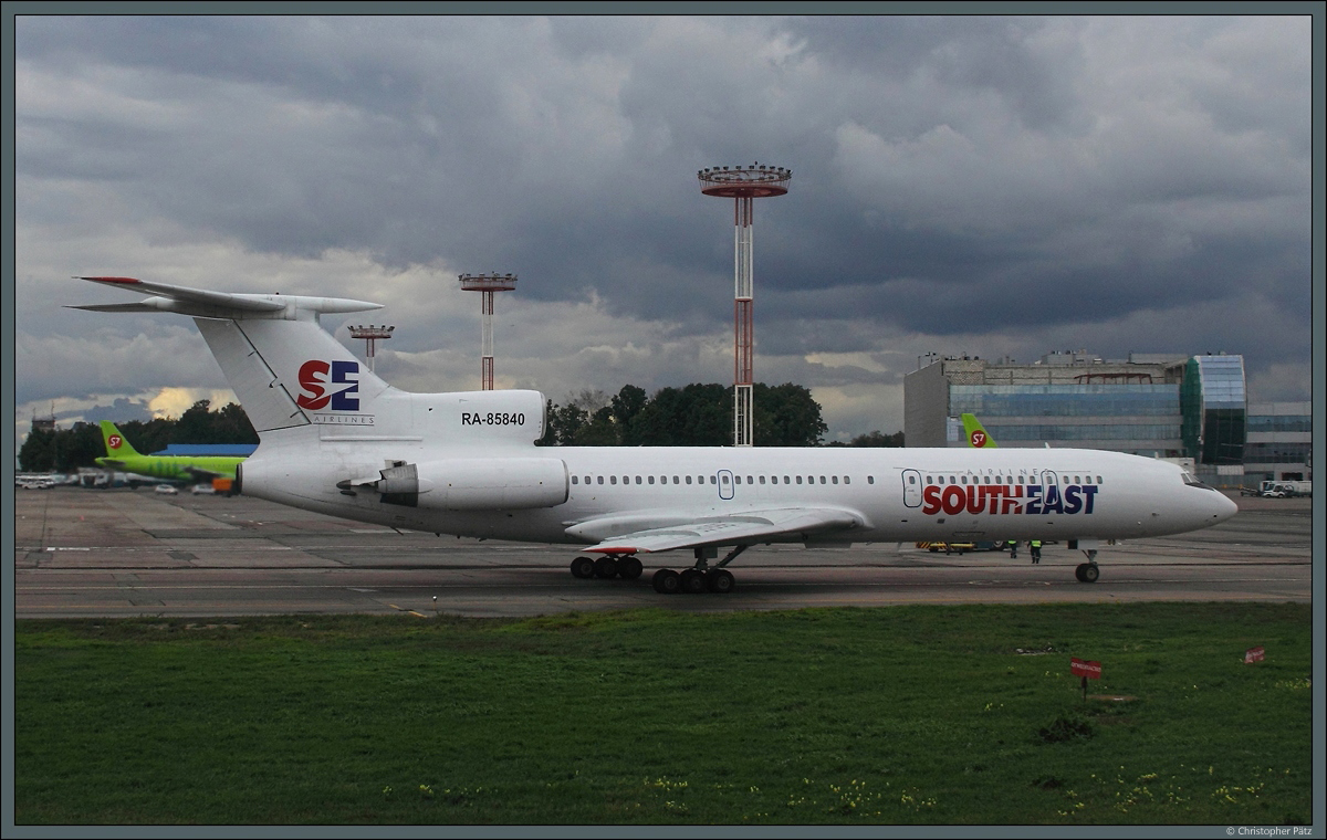 Tu-154M RA-85840 der South East Airlines rollt am 04.09.2011 in Moskau-Domodedowo zur Startbahn. Wenige Monate später stellte die Airline den Flugbetrieb ein.