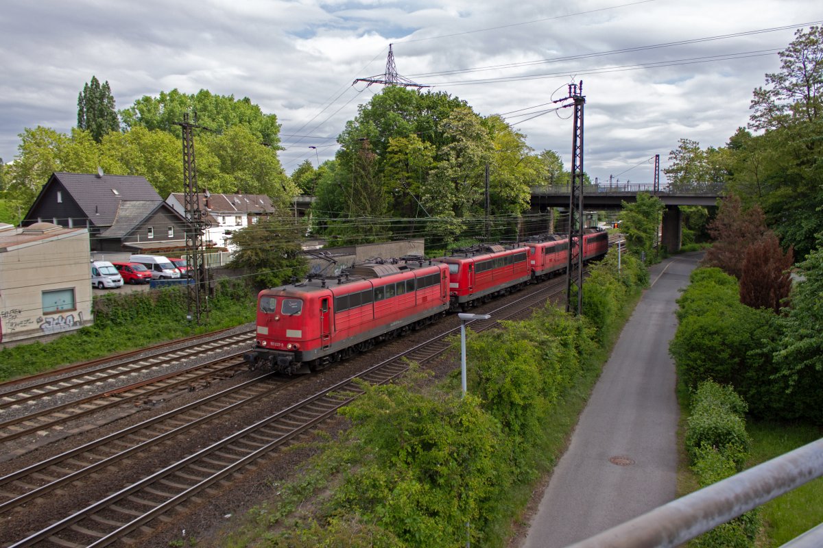 Unmittelbar an der Ausfahrt des G�terbahnhofs Oberhausen-Osterfeld steht eine Aussichtsplattform, deren einzig vorstellbare Nutzung Trainspotting sein d�rfte. Am 16.05.19 passierte ein Lokzug aus 151 037, 140, 023 und 035 den Standort. Alle vier Loks wurden zwischen August und November desselben Jahres abgestellt und warten an unterschiedlichen Standorten des SSM auf eine weitere Nutzung.