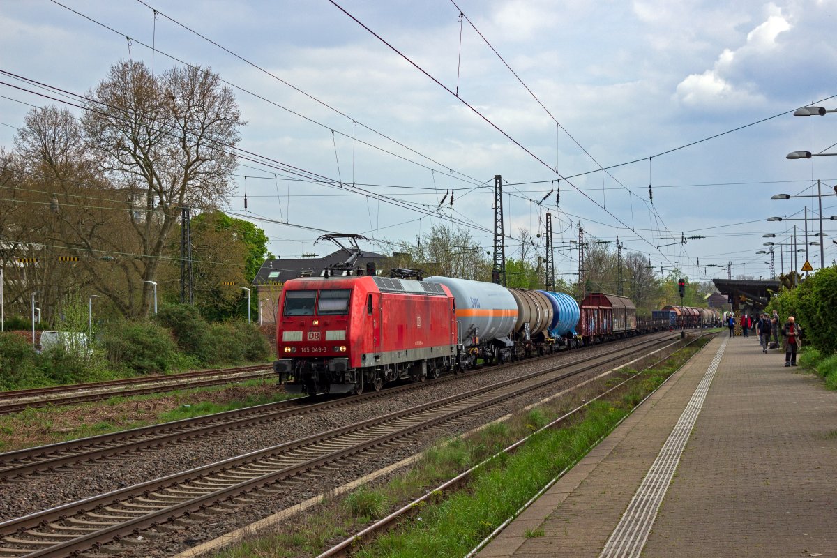 Unmittelbar s�dlich des Bahnhofs Hilden treffen sich die aus Richtung K�ln kommende G�terzugstrecke in Richtung Ruhrgebiet und die S-Bahn-Strecke Solingen-D�sseldorf und verlaufen bis D�sseldorf-Eller parallel. Mit einem gemischten G�terzug ist 145 049 am 14.04.22 auf dem Weg in Richtung Norden.