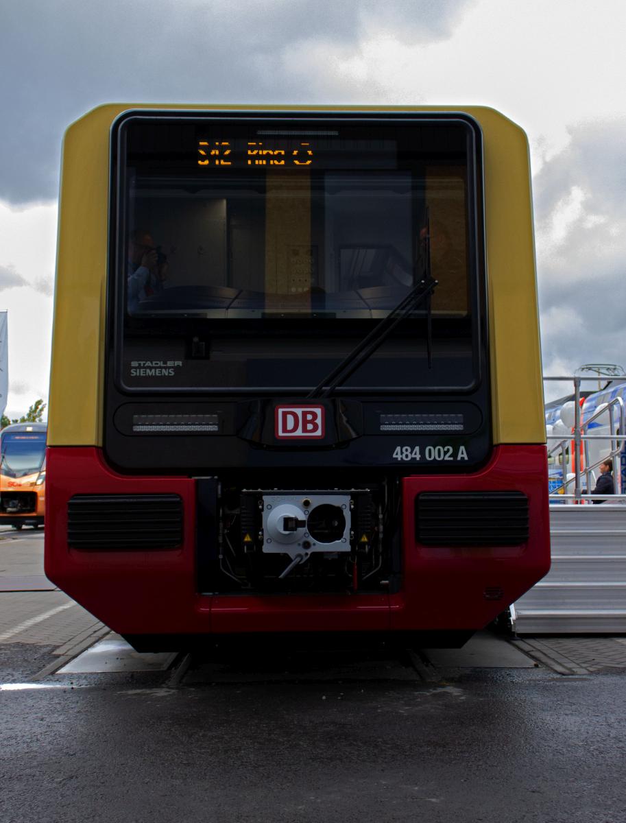Unter der Federf�hrung der Firma Stadler entstehen derzeit neue Z�ge f�r die S-Bahn Berlin, die die Baureihen 483 (Viertelz�ge) und 484 (durchgehende Halbz�ge) tragen. W�hrend im September 2019 die ersten Einheiten zu Testfahrten im Berliner Netz aufbrachen, stand die Einheit 484 002 ein Jahr zuvor auf dem Messegel�nde und pr�sentierte sich im Rahmen der Innotrans erstmals dem Fachpublikum und auch den k�nftigen Fahrg�sten.