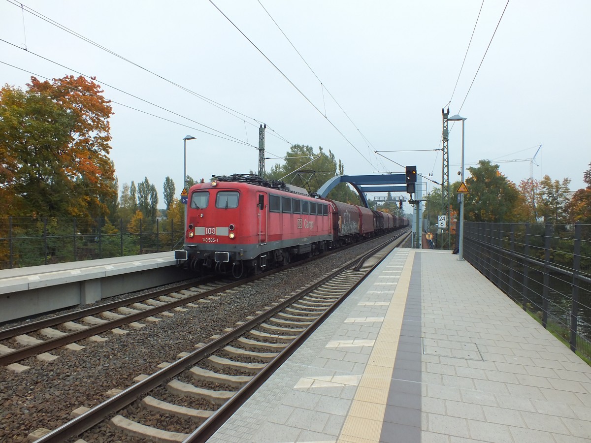 Unverhofft kommt oft und f�r so ein Highlight lohnen sich auch zwei Stunden in der K�lte stehen schon fast:
140 585 durchf�hrt am 9.10.13 mit einem G�terzug nach Westen den Bahnhof Erkner.