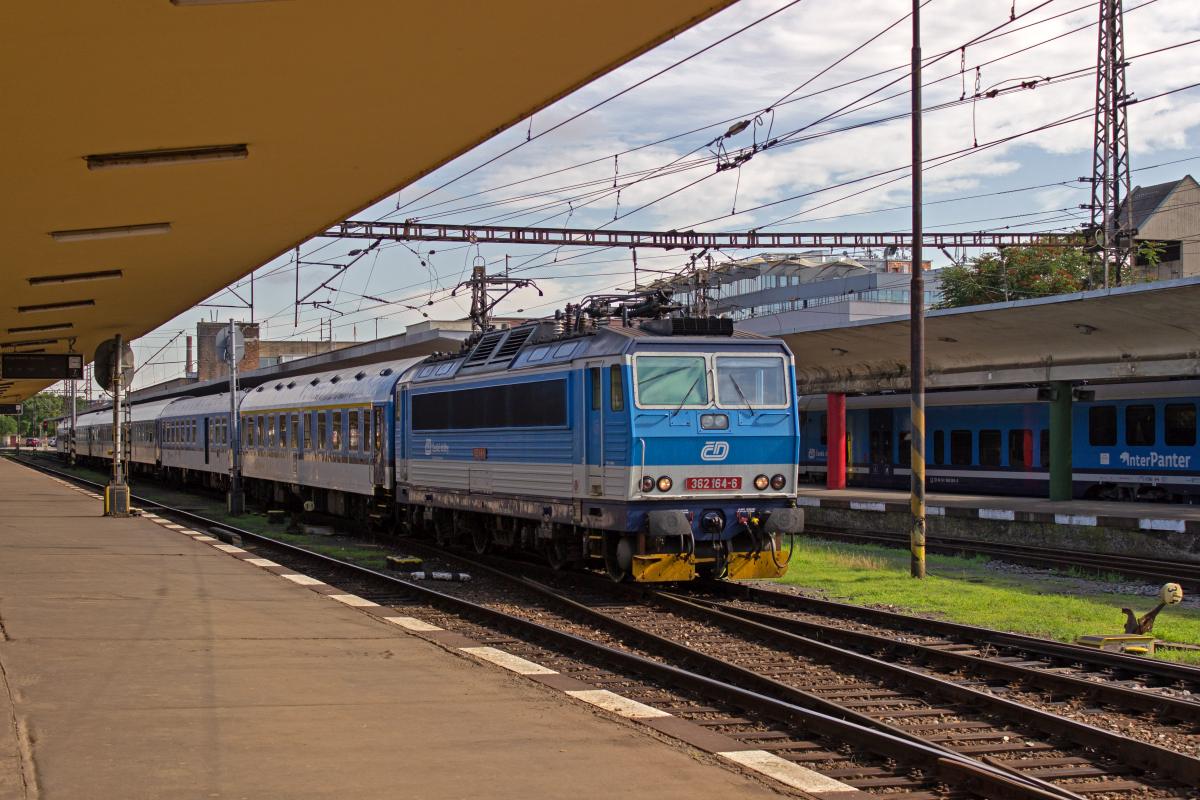 Vermutlich als R 990 von Brno Kr�lovo Pole kommend erreicht 362 164 Praha-Sm�chov und rollt nun mit ihrer Wagengarnitur in den Abstellbereich.