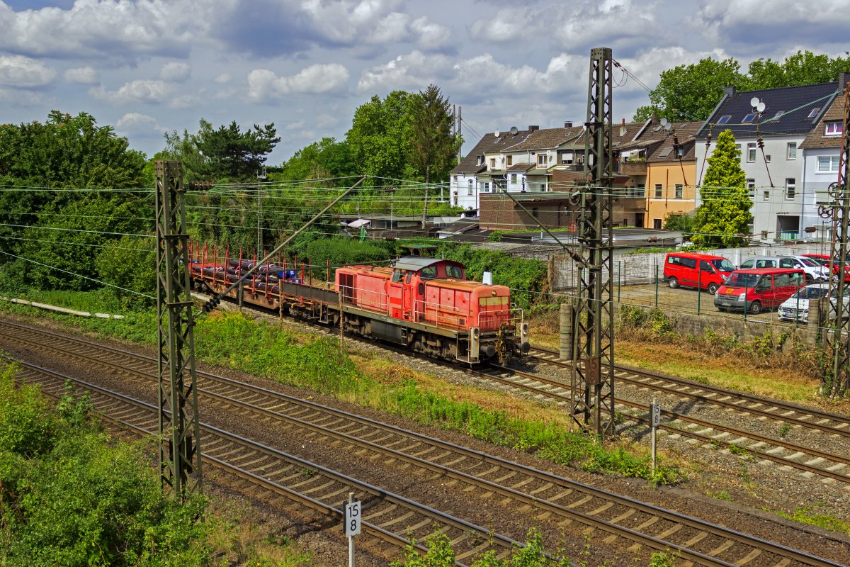 Vom Betriebseinsatz gezeichnet ist 294 906, deren Lack eher einem blassen rosa als dem urspr�nglichen verkehrsrot gleicht.