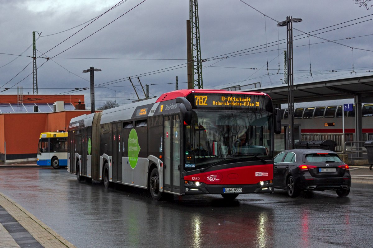 Vom Solinger Hauptbahnhof aus starten zahlreiche Buslinien in die umliegenden St�dte. Die Linie 782 verbindet Solingen-Ohligs mit Hilden und der Landeshauptstadt D�sseldorf. Der Solaris-Gelenkbus 8530 der D�sseldorfer Rheinbahn hat nach einer kurzen Wendezeit die Fahrt in Richtung D�sseldorfer Altstadt aufgenommen.