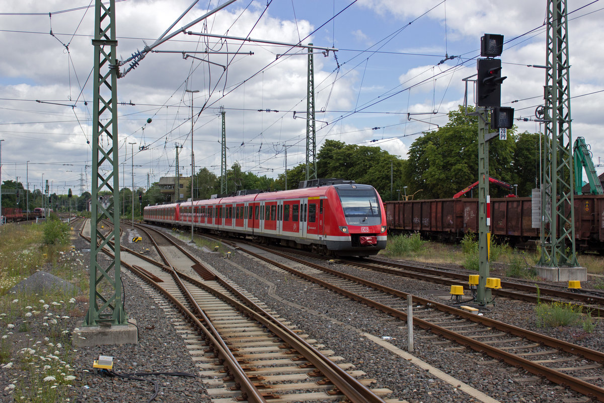 Von Bochum kommend erreichen 422 042 und 067 am 13.07. Solingen, von wo aus sie nach wenigen Minuten Aufenthalt wieder zur R�ckfahrt aufbrechen werden.