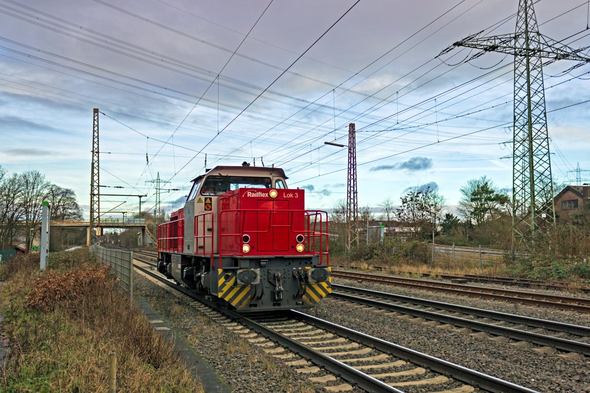 Von Duisburg kommend durchf�hrt die Railflex Lok 3 am 27.12.2021 solo den alten Bahnhof Lintorf.