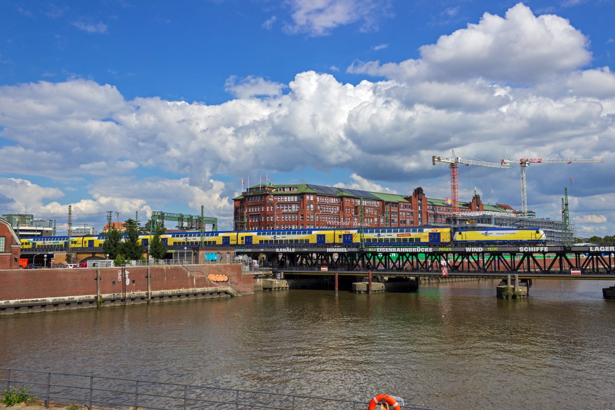 Von der Hamburger Ericusspitze aus bietet sich dieser bekannte Blick auf die Oberhafenbr�cke, die die Zufahrt zum Hamburger Hauptbahnhof aus Richtung Harburg darstellt. Am 04.08.2020 schiebt 146 506 einen Metronom-Zug die letzten Meter in den Hauptbahnhof der Hansestadt.