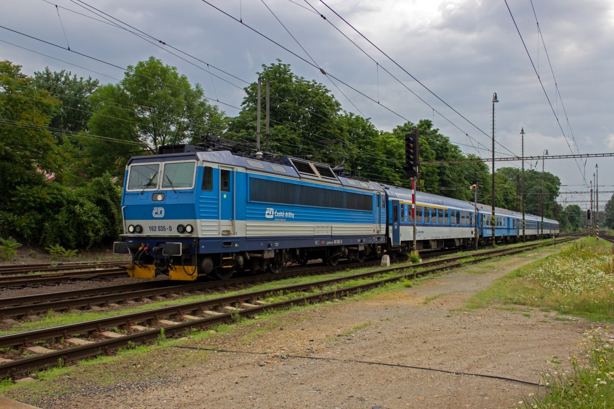 Von Hradec Kr�lov� kommend erreicht R 932 mit 162 035 an der Spitze Praha-Vysočany. Der Bahnhof liegt mehrere Kilometer von der n�chsten Abzweigung entfernt und ist dennoch als Inselbahnhof ausgef�hrt. Der Grund hierf�r ist, dass die beiden Strecken, die hier parallel verlaufen von unterschiedlichen Bahngesellschaften gebaut wurden, aber aufgrund des in der Stadt begrenzten Fl�chenangebots auf ein und demselben Bahndamm verlaufen. Erst etwa sechs Kilometer weiter �stlich an der Odb. Sk�ly trennen sich beide Linien.