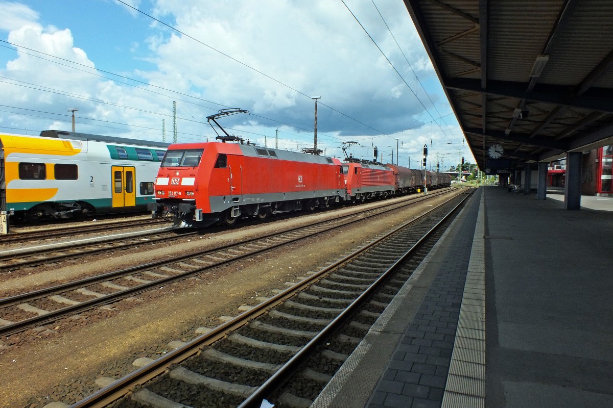 Vor dem bisschen Fernverkehr, das es in Cottbus noch gibt, wollte ich noch mal kurz in die Bahnhofshalle und Verpflegung kaufen, doch halt! Was kommt in gerade dem Moment um die Ecke? Ein G�terzug nat�rlich, diesmal sogar auf dem richtigen Gleis. Also R�ckw�rtsgang und w�hrenddessen Kamera aus dem Rucksack gefummelt. Hat funktioniert.
Auch nicht alle Tage sieht man diese Zusammenarbeit zweier EuroSprinter-Abk�mmlinge. 152 117 und 189 021 bespannen einen gemischten G�terzug in Richtung Westen.