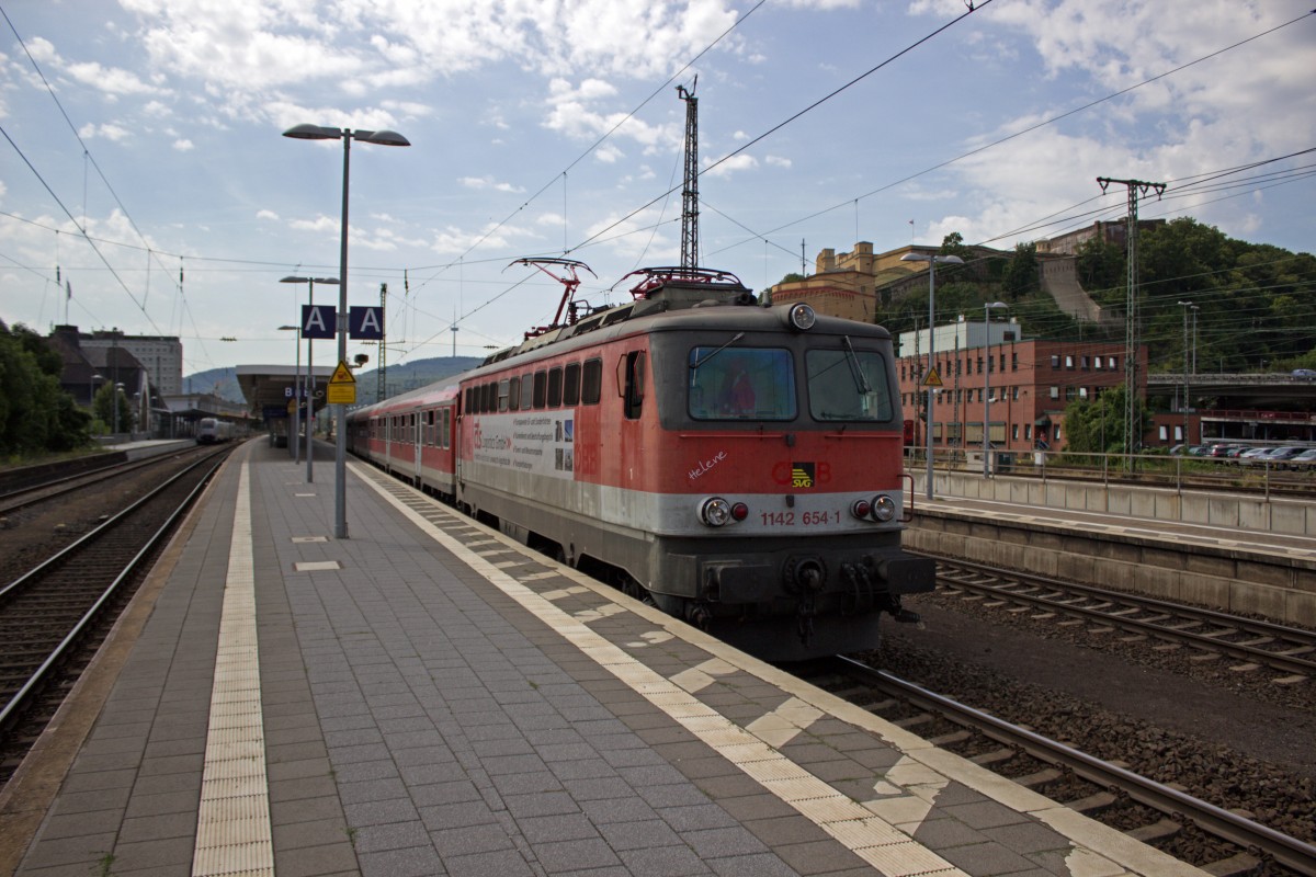 Vor der Kulisse des Fort Großfürst Konstantin (eines der zahlreichen militärischen Gebäude in Koblenz) verlässt 1142 654 Koblenz, um ihre Fahrt via Rechte Rheinstrecke in Richtung Diepholz fortzusetzen.
