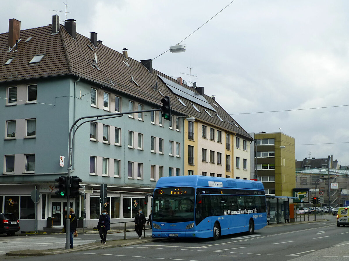 W-SW 3043 ist eigentlich Bus 2043. Am 17. Oktober 2020 hat er gerade an der ungewöhnlichen Inselhaltestelle Werléstraße gehalten und fährt nun auf der Linie 604 weiter Richtung Barmen.