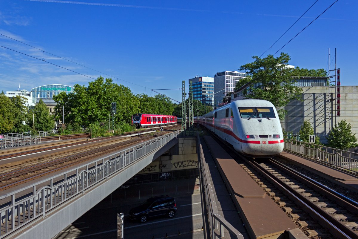 W�hrend im Fernverkehr ein rund 30 Jahre altes Fahrzeug unterwegs ist, rollt die Hamburger S-Bahn mit einem brandneuen Triebwagen vorbei. Trotz des Altersunterschieds legt der 401 deutlich l�ngere Strecken mit Leichtigkeit zur�ck.