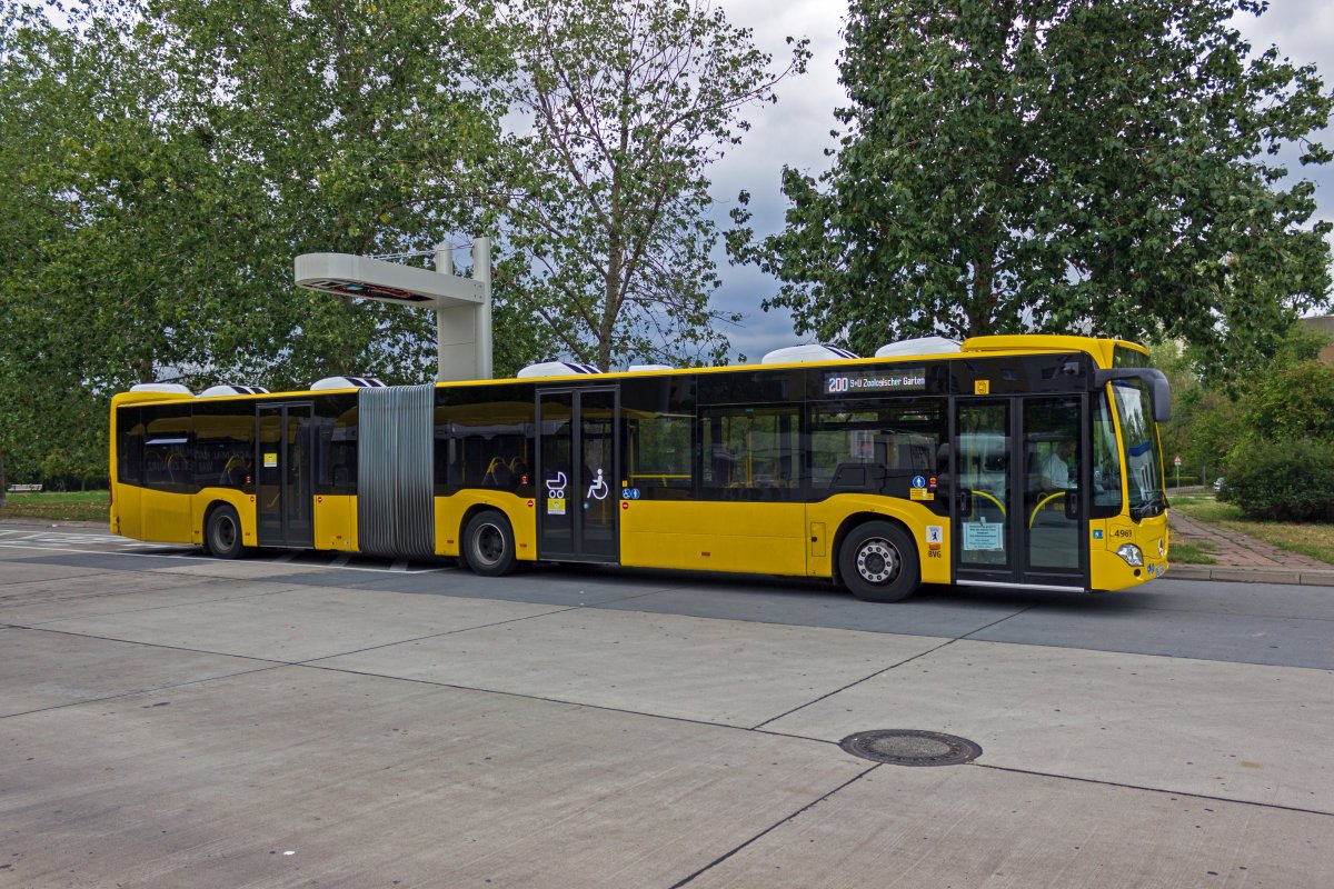 W�hrend der Inbetriebnahme der neuen Elektrobusse kommen auf der Linie 200 auch nach wie vor Dieselbusse zum Einsatz. Wagen 4969 stammt aus der j�ngsten Generation Des Herstellers Mercedes-Benz, der derzeit Gelenk- wie Solobusse in Gro�serien nach Berlin liefert.
