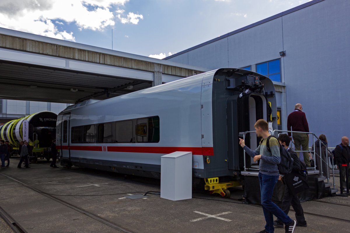 W�hrend Talgo-Gliederz�ge in Spanien ein wichtiger Bestandteil des Eisenbahnbetriebs. In Deutschland gab es in den 1990er-Jahren einen Nachtzug auf Talgo-Basis. Ab 2024 sollen bei der DB erstmals in gr��erer Anzahl Talgo-Z�ge im Tagesverkehr zum Einsatz kommen. Ein Prototyp des Endwagens war auf der InnoTrans zu sehen.