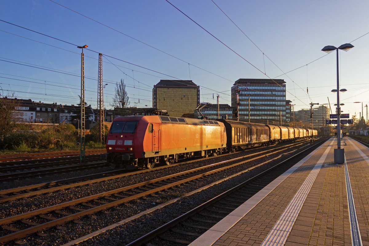 W�hrend viele Loks der Baureihe 145 in den letzten Monaten an die MEG und RBH verkauft wurden, geh�rt 145 044 nach wie vor DB Cargo und f�hrt am 04.12.19 im letzten Licht durch D�sseldorf-Rath in Richtung Norden.