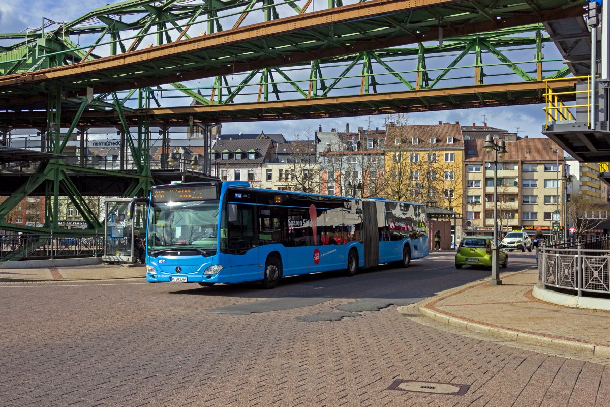 Wagen 1364, ein Citaro 2 G der WSW unterquert am 03.04.21 die Gleise der Schwebebahn am Endpunkt in Oberbarmen.