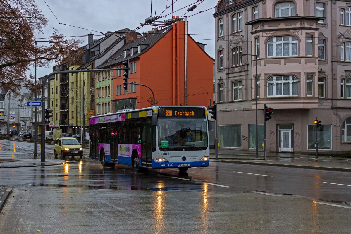 Wagen 304, ein Citaro Solobus f�hrt auf der Linie 690 in die Haltestelle Solingen-Rathaus ein.
