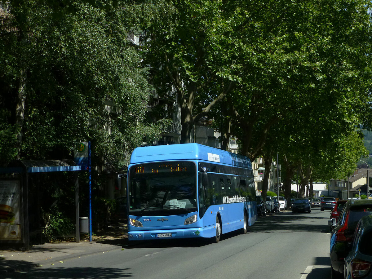 Wasserstoffbus 2044 (W-SW 2044) ist der Nummer nach der vierte der insgesamt 10 Van-Hool-Busse der WSW. Am 26. Juni ist er auf der Linie 646 unterwegs, hier an der Haltestelle Mörickestraße.