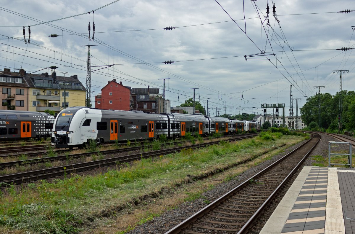 Wegen Bauarbeiten zwischen K�ln und D�sseldorf wurden im Sommer 2021 zahlreiche Z�ge umgeleitet. Die Linie RE5 nahm beispielsweise von Koblenz kommend den Weg �ber Neuss um nach D�sseldorf zu gelangen und umfuhr dabei auch den K�lner Hauptbahnhof. Eine Garnitur aus 462 034 und 462 072 haben nach einem Halt in K�ln-S�d die Rheinstrecke verlassen und befahren nun die G�tergleise in Richtung Dormagen.
