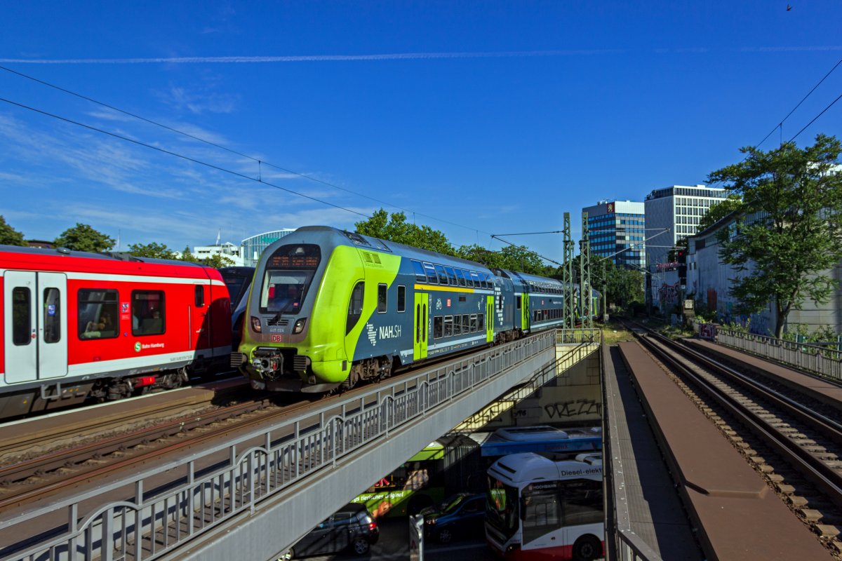 Wegen eines Unfalls mit einem Bauzug bestand Anfang August 2020 f�r einige Tage nur sehr eingeschr�nkter Bahnverkehr zwischen Hamburg und Pinneberg. Zu den wenigen durchfahrenden Z�gen geh�rten die RE in Richtung Kiel und Flensburg, die aus angetriebenen Doppelstocksteuerwagen der Baureihe 445 gebildet werden. Am 05.08.2020 waren die Wagen 445 024, 042, 041 und 012 in Hamburg-Dammtor unterwegs in Richtung Norden.