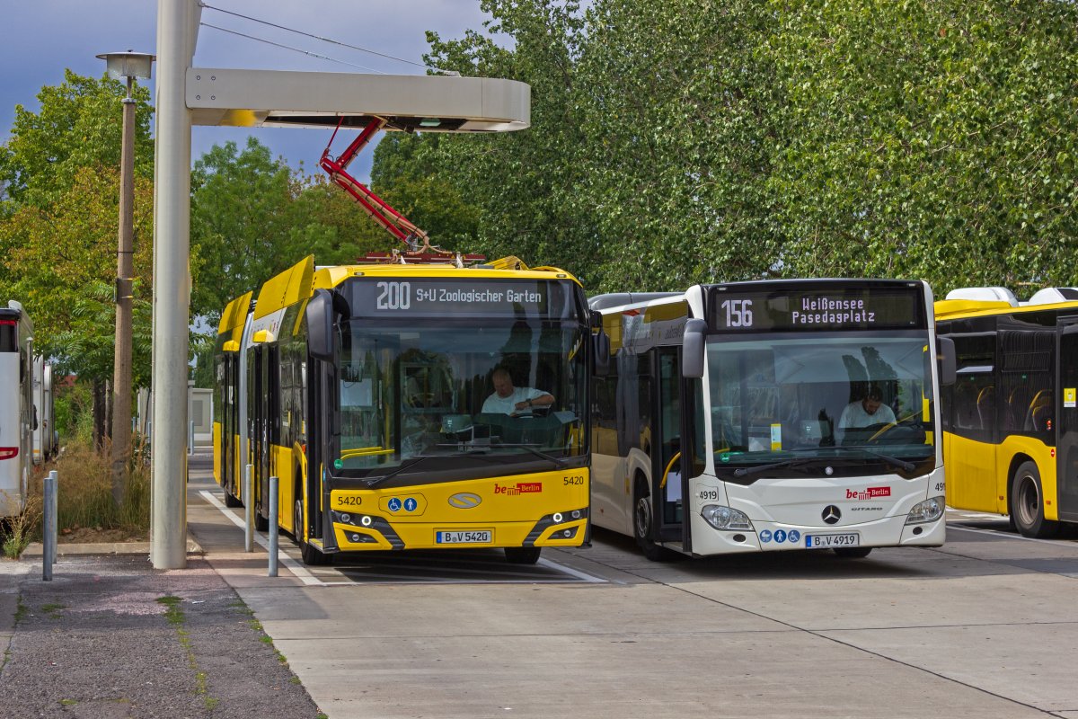 Wie bei dieser Art von Ladestationen �blich ist der  Stromabnehmer  (in diesem Falle eher Stromabgeber) an der Lades�ule montiert und senkt sich auf die Ladekontakte auf dem Dach des E-Busses. Der Fahrer braucht lediglich innerhalb der abmarkierten Fl�che zu parken. Um genug Ladezeit zu haben sind die Wendezeiten der Probelinie 200 mit rund 20 Minuten gro�z�gig bemessen. Neben dem Aufladen hilft dies sicherlich auch bei Versp�tungen auf dieser mitten durch die Stadt f�hrenden Linie.