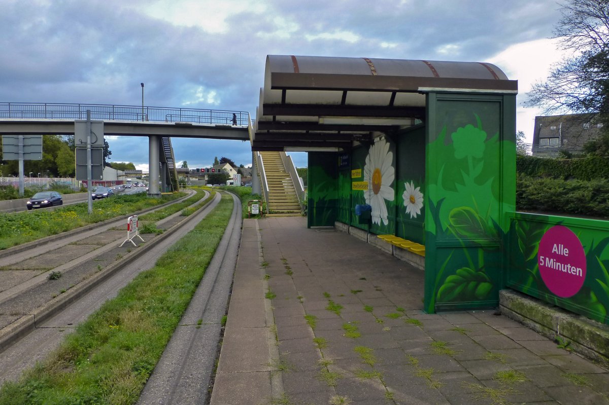 Wie so viele Orte im Ruhrgebiet ist die Essener Spurbusstrecke nicht unbedingt ein optisches Highlight. Technisch allerdings ist sie sehr interessant. In j�ngster Zeit bem�ht sich die Ruhrbahn die schmucklosen Haltestellen optisch ansprechender zu gestalten.