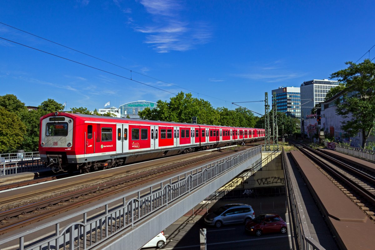 Wirklich sch�n sind sie ja nicht, die aus den 1970er-Jahren stammenden S-Bahn-Triebwagen der Baureihe 472. Die Z�ge mit ihrem eigenwilligen Design waren 2020 nur noch als Verst�rker im Berufsverkehr auf der Linie S 11 unterwegs, mittlerweile ist der Einsatz vollst�ndig beendet. 472 033 und 062 beschleunigen am 05.08.20 nach einem Zwischenstopp in Hamburg-Dammtor, um ihre Fahrg�ste in Richtung Poppenb�ttel zu bringen.