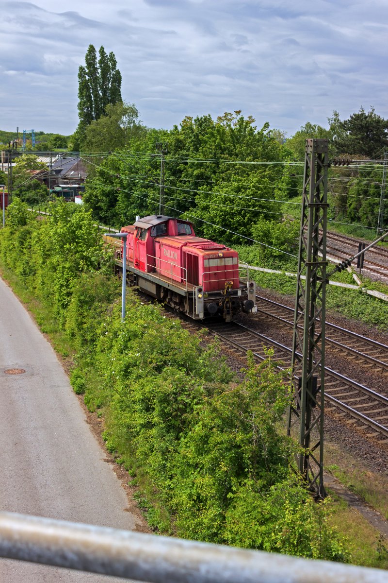 Zahlreiche G�terz�ge, vor allem zu den h�ufig nicht elektrifizierten Industrieanschl�ssen werden im Ruhrgebiet noch mit Dieselloks der Baureihe 294 bespannt. 294 853 erreicht in K�rze Oberhausen-Osterfeld.