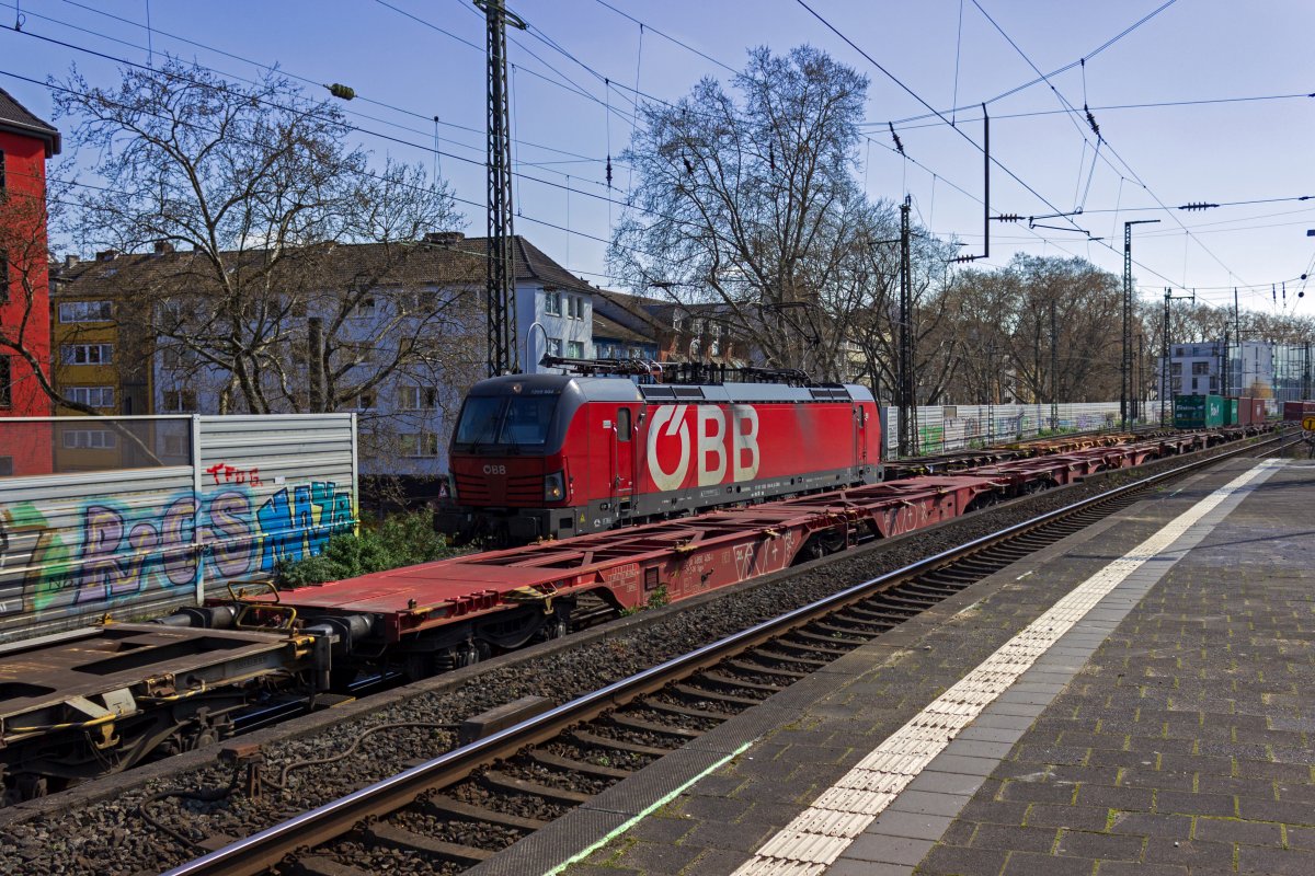 Zeitgleich mit einem in Richtung S�den fahrenden leeren G�terzug durchf�hrt 1293 004 K�ln-S�d. Aufgrund der leeren Containertragwagen war zumindest ein halbwegs brauchbares Foto m�glich.