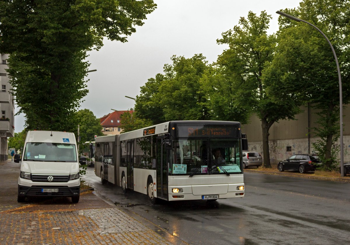 Zu Ersatzverkehren bei der S-Bahn sind stets Busse aus den verschiedensten Ecken Deutschlands in Berlin anzutreffen. Dieser MAN NG313 begann seine Karriere in Braunschweig und ist �ber einen Zwischenstopp in Ennepetal nun bei der Firma Omnibus-Reise-Service Hannover t�tig. In den f�nf Jahren seit dem Einsatzende in Braunschweig ist die dortige Nummer 0302 interessanterweise nicht entfernt worden.