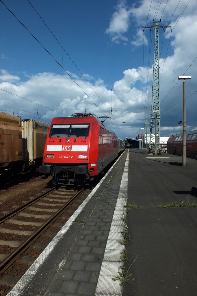 Zum Abschluss wollte ich einmal den Masten nicht abs�gen. Das ist auch gelungen, allerdings um den Preis gro�er Weitwinkeligkeit.
101 041 mit EC 248  Wawel  und immer gr��er werdenden Wolken im Hintergrund. Cottbus, 30.5.14