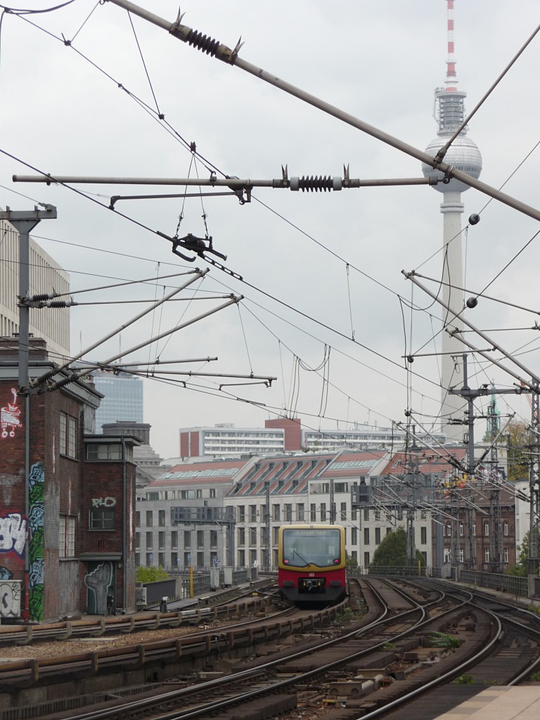 Zwei Berliner Wahrzeichen in beschi***enem Bildaufbau festgehalten: Telespargel und Taucherbrille (Fernsehturm am Alexanderplatz und BR481). Dieses  schicke  Motiv ist am alten Grenzbahnhof Berlin-Friedrichstra�e m�glich, der seinerzeit mal zweigeteilt war.
