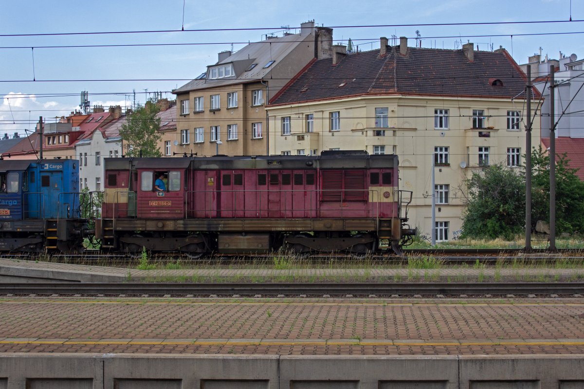 Zwei der bullig wirkenden Diesellokomotiven der Baureihe 742 durchfahren Praha-Libeň. Die vordere Lok, 742 184, tr�gt noch den klassischen rot-beigen Lack der ČD.
