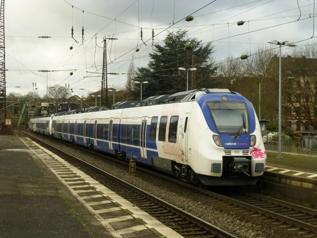 Zwei f�nfteiligen Talente (vorne Nr. 353) am 23.12.15 auf �berf�hrungsfahrt.