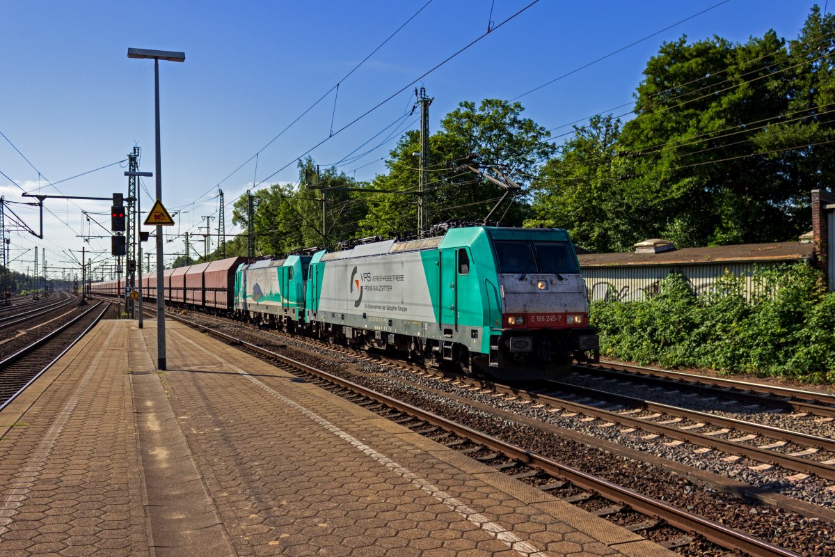 Zwei f�r die Verkehrsbetriebe Peine-Salzgitter t�tige 186 bringen am 05.08.2020 einen Ganzzug in den Hamburger Hafen. Die vordere Lok, 186 245, ist in Polen registriert und tr�gt die Nummer 91 51 5270 005-9 PL-VPS, w�hrend 186 131 eine deutsche Registrierung besitzt.
