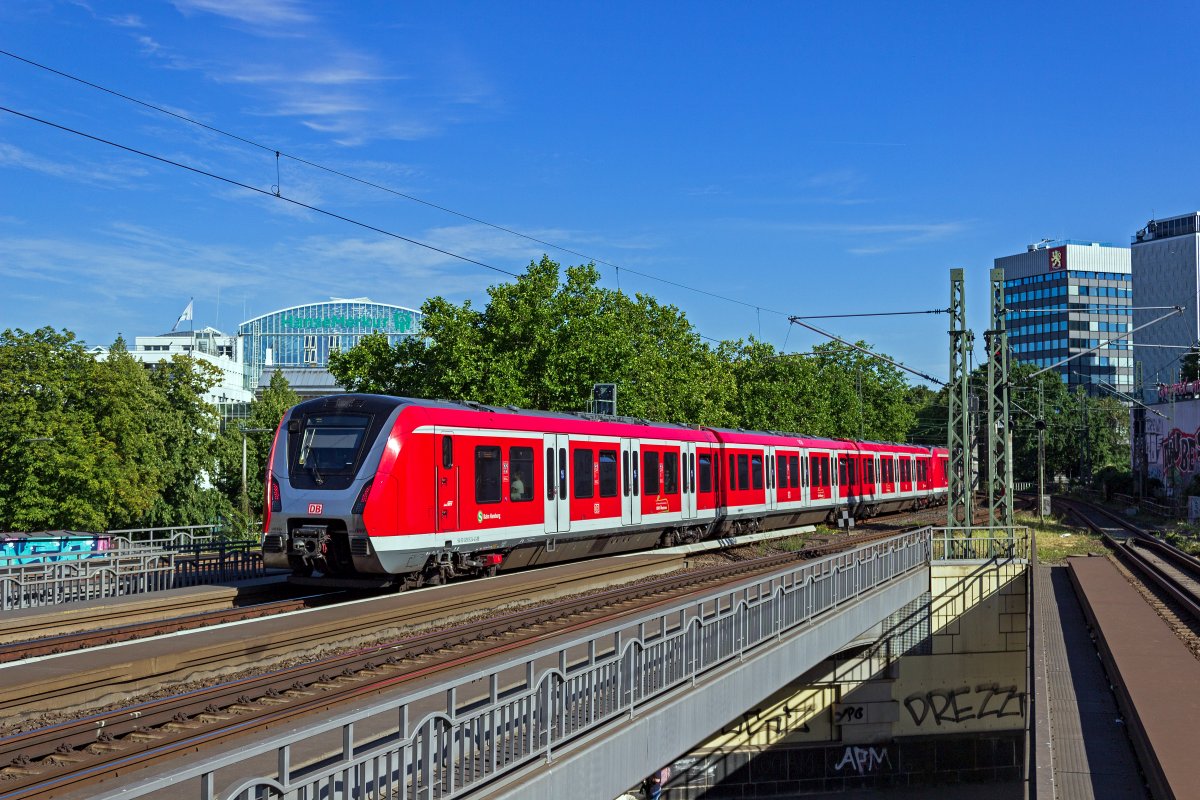 Zwei Z�ge der Baureihe 490, darunter der auch unter Wechselstrom einsetzbare 490 124, sind am 05.08.2020 in der Hamburger Innenstadt unterwegs.