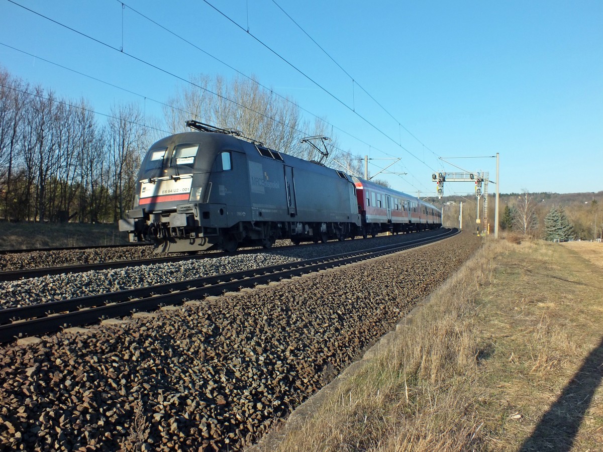 Zwischen Halle (Saale) und Eisenach setzt die DB neben zwei eigenen Tauri auch solche von MRCE ein. ES64U2-001, oder auch 182 501, geh�rt zu diesen Lokomotiven und hat am sp�ten Nachmittag des 12.3.14 Erfurt-Bischleben in Richtung Eisenach verlassen.