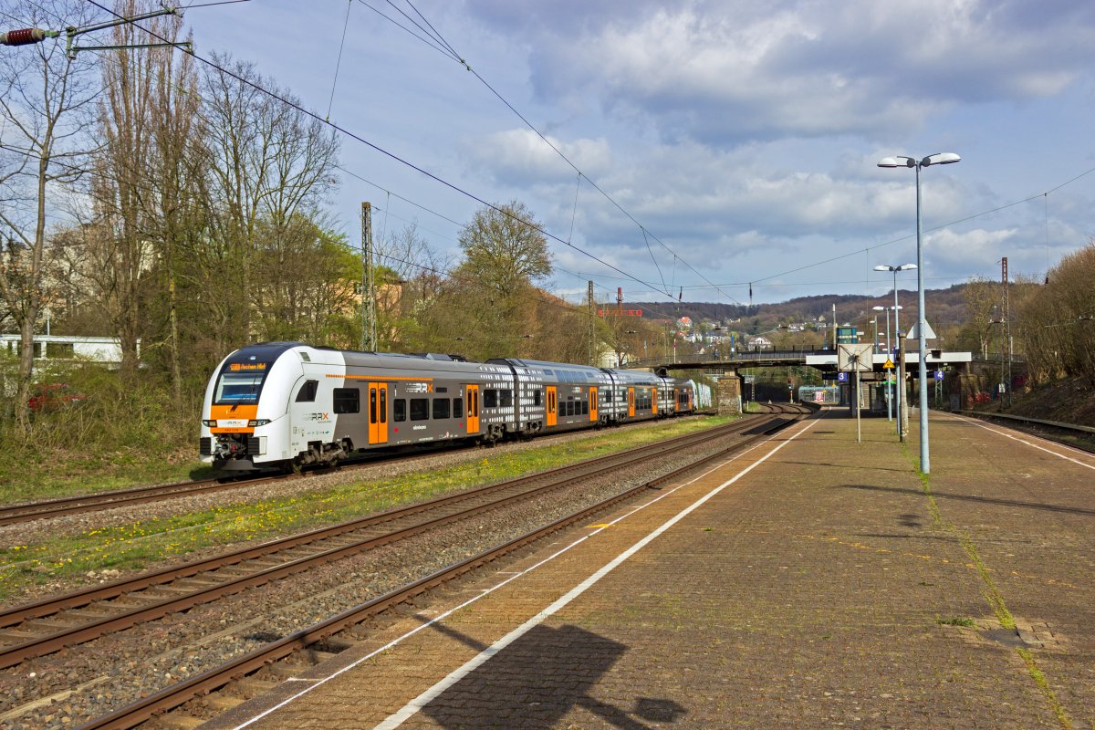 Zwischen den Hauptgleisen der Fernbahn lag im Haltepunkt Wuppertal-Sonnborn einst ein Bahnsteig. 462 029 zeigt, an welcher Position die Z�ge einst anhielten. Heute ist der n�chste Halt der Regionalz�ge Vohwinkel.