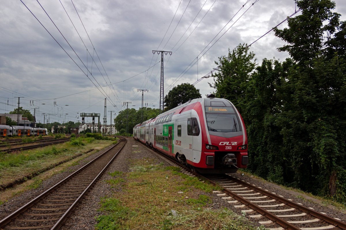 Zwischen NRW und Luxembourg besteht einmal t�glich eine direkte Bahnverbindung in Form eines �ber Koblenz hinaus verl�ngerten RE der Moselstrecke, der im n�rdlichen Teil als IC5106 unterwegs ist. Am 08.07.21 war der CFL-Triebwagen 2303 auf der Strecke im Einsatz.