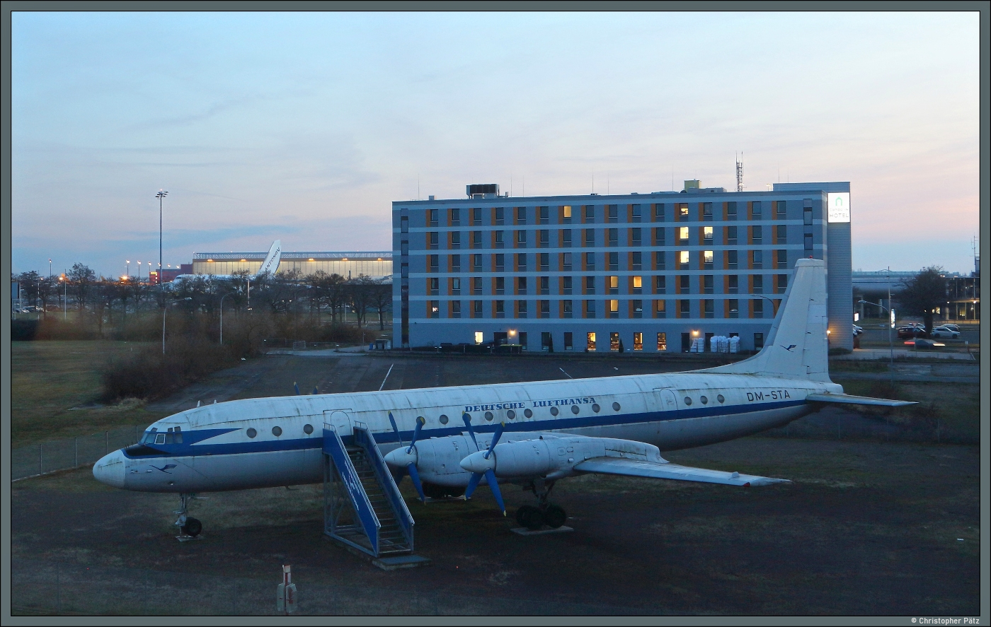 Als Denkmal steht die Il-18 DM-STA am Flughafen Leipzig/Halle. Ausgeliefert wurde sie an die Deutsche Lufthansa in der DDR, deren Lackierung sie nun wieder trägt. Bis 1988 flog sie für die Interflug. (17.01.2025)