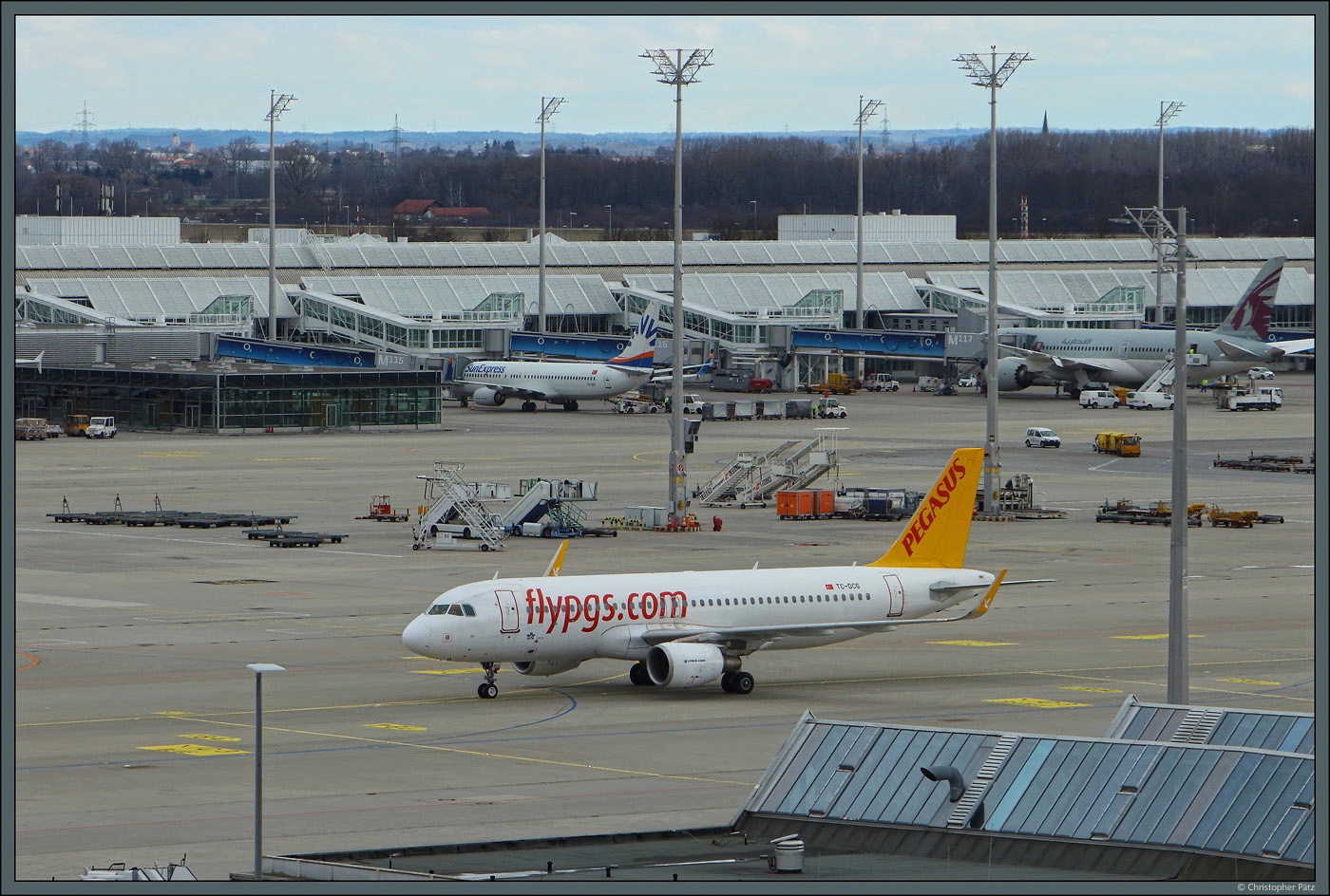 Aus Istanbul kommend rollt der A320-216 TC-DCG der Pegasus Airlines über das Vorfeld westlich von Terminal 1. (11.03.2023)