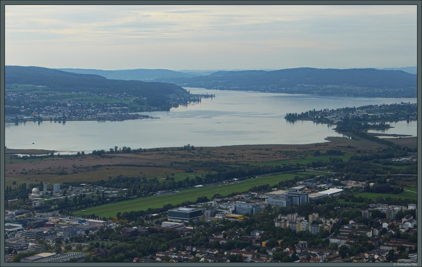 Der Verkehrsplatz Konstanz verfügt über eine 760 m lange Grasbahn und wird ausschließlich von der allgemeinen Luftfahrt genutzt. Bereits seit 1910 gibt es hier einen Flugplatz, in den letzten Jahren wurde immer wieder die Schließung diskutiert. Im Hintergrund sind der Rheinsee und die Insel Reichenau zu sehen. (05.10.2023)