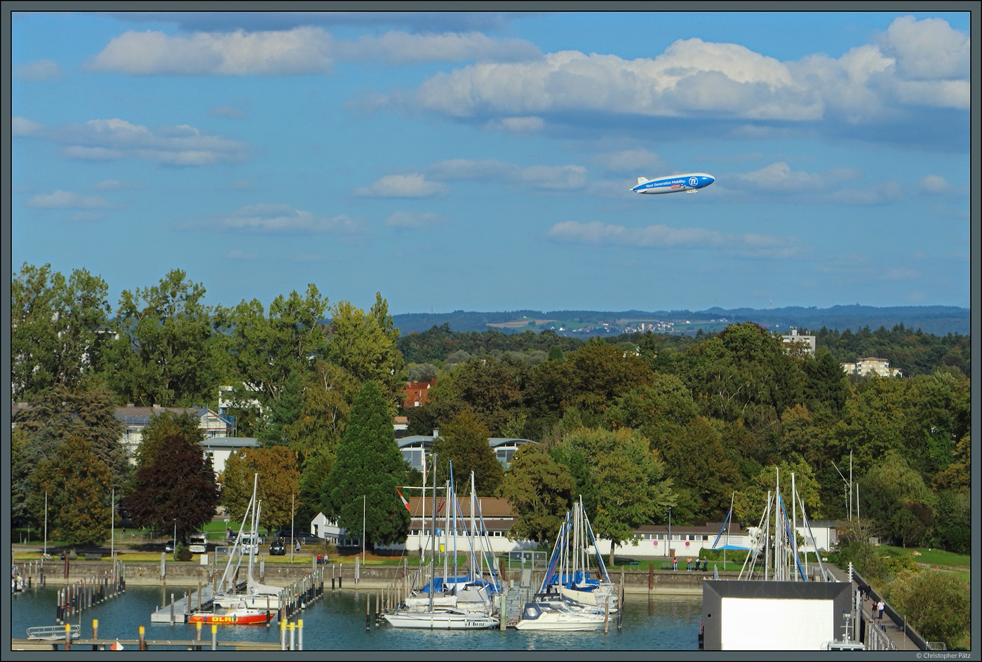 Der Zeppelin D-LZNT der Deutschen Zeppelin Reederei ist am 04.10.2023 bei einem Rundflug über Friedrichshafen Richtung Lindau unterwegs.