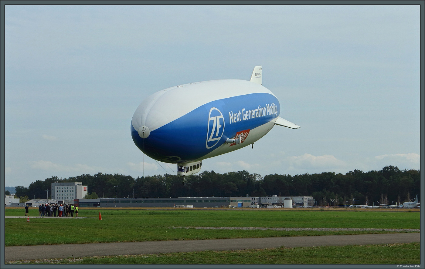 Der Zeppelin NT D-LZNT der Deutschen Zeppelin-Reederei setzt am 05.10.2023 zur Landung in Friedrichshafen an.