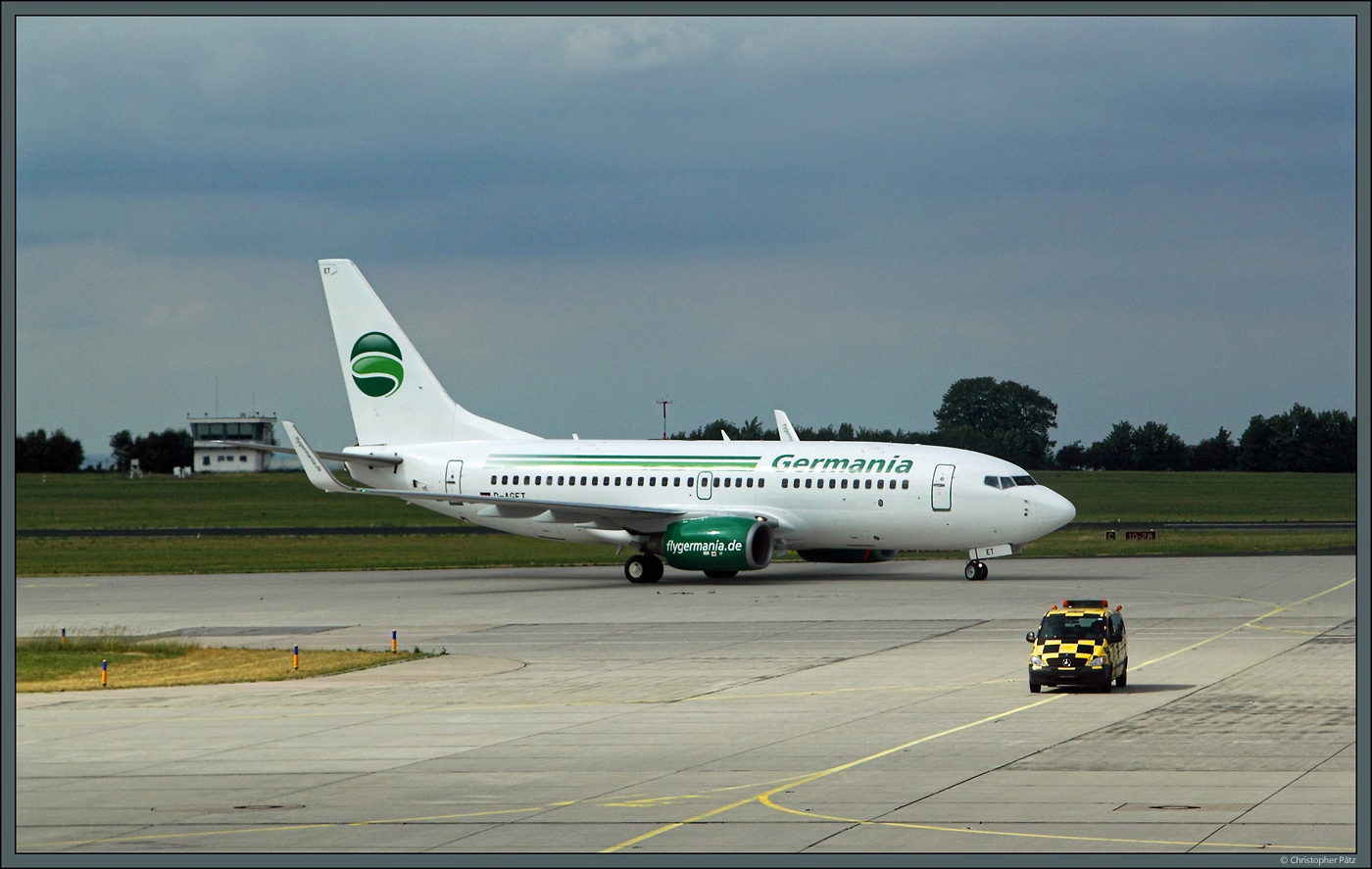 Die 737-75B D-AGET der Germania ist am 21.06.2015 auf dem Flughafen Erfurt gelandet und wird von einem Follow-Me-Car zum Terminal geführt. 2019 stellte die Fluggesellschaft den Betrieb ein.